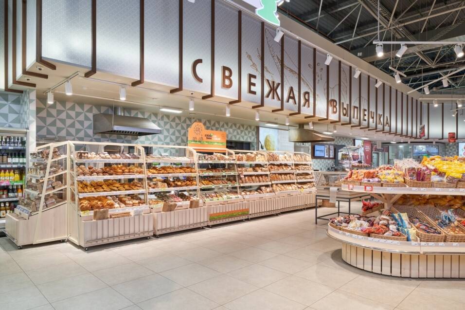 Перекресток данные. Супермаркет. Стойки с продукцией в перекрестке. New Retail.